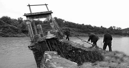 洛南楊河橋19年垮3次 村民回家冒險(xiǎn)爬危橋(圖)