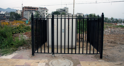 城區(qū)西郊電力設(shè)施加裝外圍護(hù)欄 以防造成不安全事故