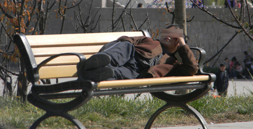 丹江公園長椅成床睡  散步居民拿著板凳找地坐