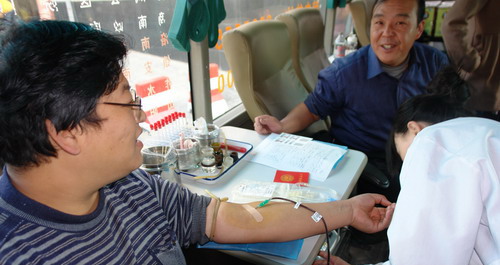 義務(wù)獻(xiàn)血車開進(jìn)商洛日?qǐng)?bào)