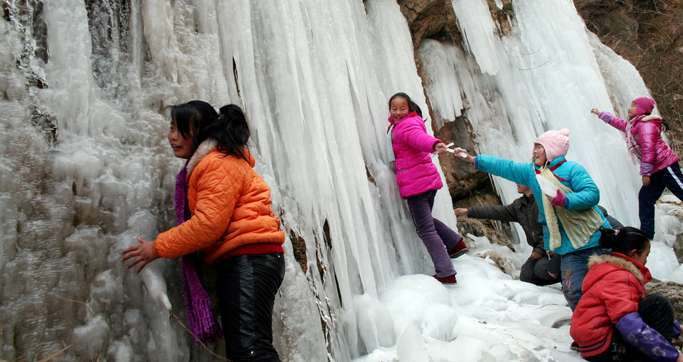  蟒嶺山驚現(xiàn)冰瀑奇觀 游人嘆是大自然神奇杰作