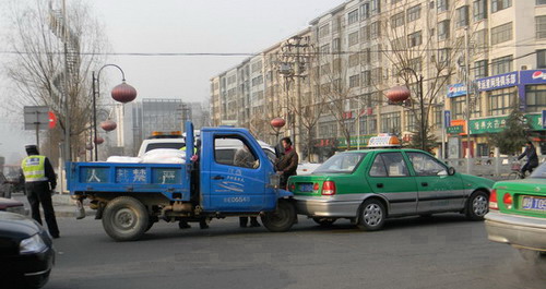 年關(guān)將近車輛多 左顧右盼保安全