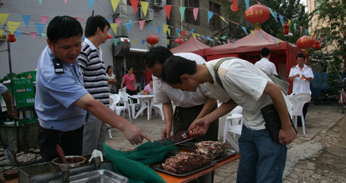 市食安委開展“食安1號”夜市燒烤突擊檢查行動