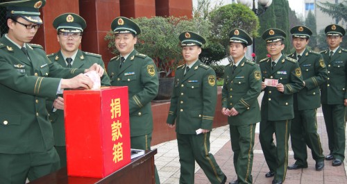 武警商洛市支隊(duì)開展“向扶貧點(diǎn)獻(xiàn)愛心”活動(dòng)