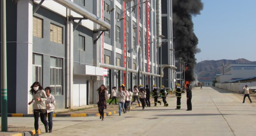 11年跨區(qū)域綜合應(yīng)急救援演練在比亞迪工業(yè)園區(qū)內(nèi)舉行