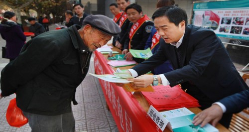 商洛供電局走上街頭宣傳用電知識