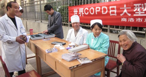 市中心醫(yī)院醫(yī)務(wù)人員上街宣傳慢性阻塞性肺疾病知識