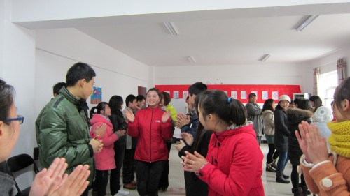 商洛學(xué)院學(xué)生志愿者和殘疾人進(jìn)行互動(dòng)