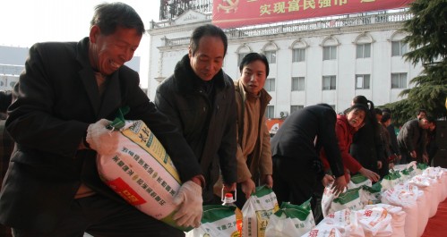 市總工會(huì)春節(jié)送溫暖慰問品發(fā)放儀式在中心廣場舉行