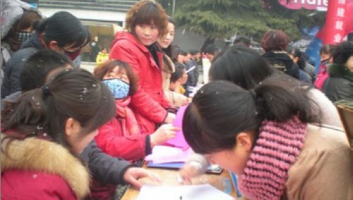 市中心廣場舉辦2012年全市工會促進(jìn)就業(yè)再就業(yè)大型免費(fèi)招聘洽談會