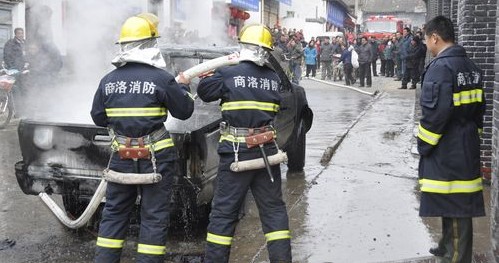 丹鳳消防官兵成功撲救自燃貨車