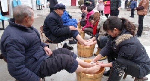 洛南縣巡檢鎮(zhèn)婦聯(lián)組織婦女干部、志愿者走進敬老院