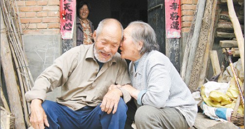 80多歲志愿軍老兵趕集抓小偷 稱(chēng)平時(shí)最?lèi)?ài)看中央臺(tái)