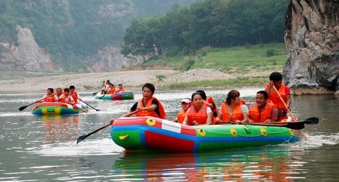 洛南縣柏峪寺洛河漂流吸引各地游人