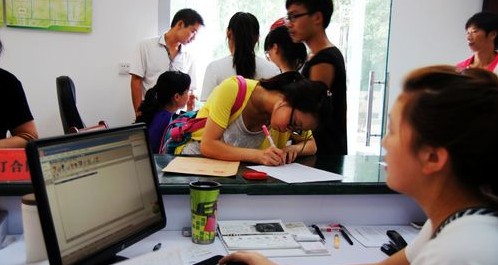 鎮(zhèn)安縣為大學(xué)新生辦理助學(xué)貸款業(yè)務(wù)