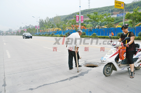 熱心人商洛市區(qū)停車擋井口提醒路人繞行