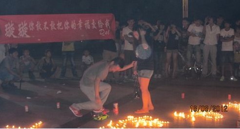 商洛丹鶴樓廣場上演浪漫求婚