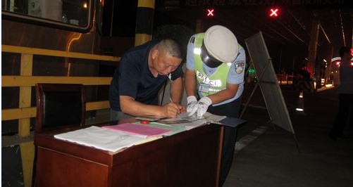 我市對(duì)夜間車(chē)輛進(jìn)行安全檢查