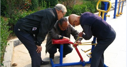 老人自覺維修丹江公園健身設(shè)施