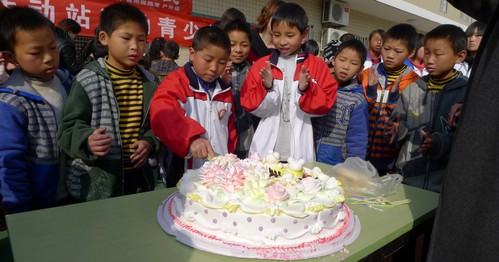 商洛市青少年活動(dòng)站為福利院兒童獻(xiàn)愛心