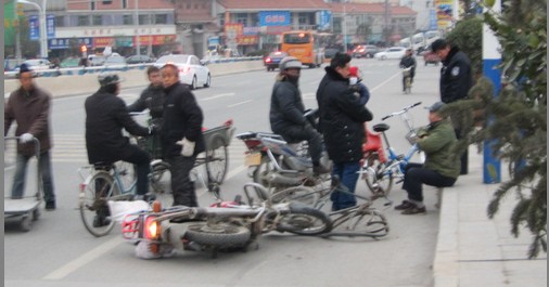 商洛丹江立交橋一自行車和摩托相撞