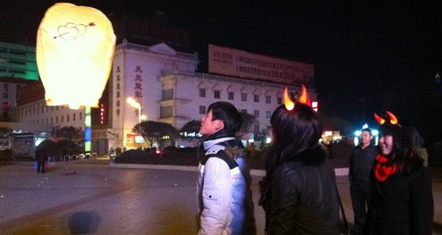 商洛：孔明燈寄語新年愿望