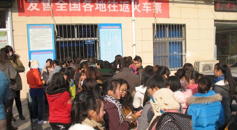 “春運”臨近商洛火車票代購點“火”起來