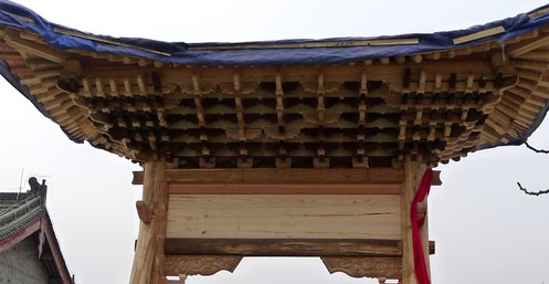 商洛：舊城改造中搶修出一座木質(zhì)牌樓