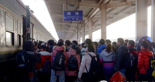 商洛火車站迎來節(jié)前客流小高峰