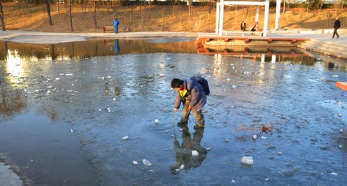 商洛：在湖面薄冰上玩耍 危險(xiǎn)！
