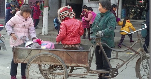 商洛：三輪接送孩子 危險(xiǎn)！