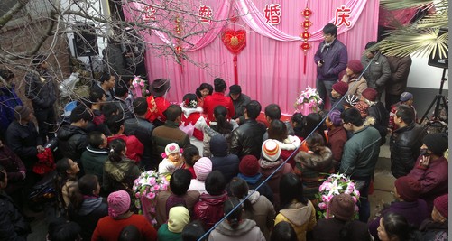 結(jié)婚成本昂貴  新人無奈“啃老”