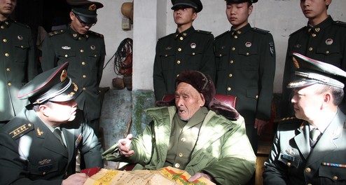 商洛軍分區(qū)官兵看望抗戰(zhàn)老兵