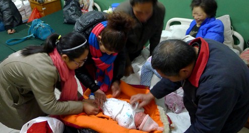 愛(ài)心人士為路邊產(chǎn)女?huà)敕驄D捐款