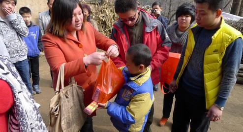 商洛：愛(ài)心人士為孤兒送溫暖