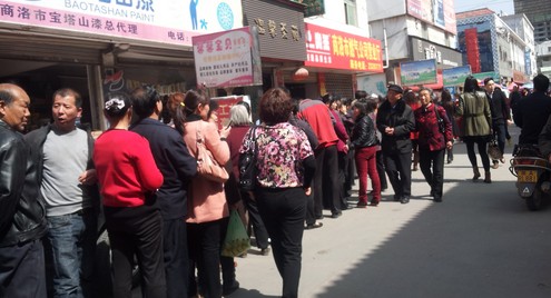 商洛：市民排隊(duì)購買天然氣
