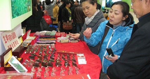 西洽會(huì)上商南水晶受到客商青睞