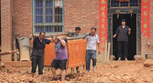 深度報(bào)道：山溝撲來(lái)泥石流