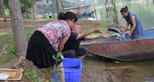 商洛市民購(gòu)買(mǎi)活魚(yú)河邊放生