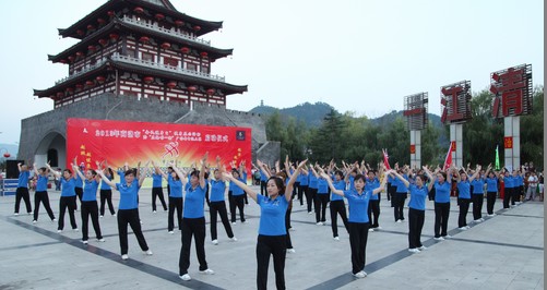 “越跳越健康”廣場(chǎng)舞大賽在望江樓廣場(chǎng)正式拉開帷幕