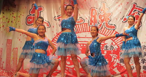 “迎國慶”文藝晚會在商洛市中心廣場舉行