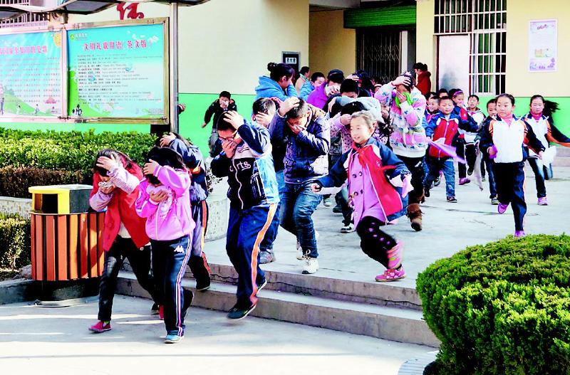 洛南縣城關(guān)鎮(zhèn)組織學生開展防災(zāi)安全演練