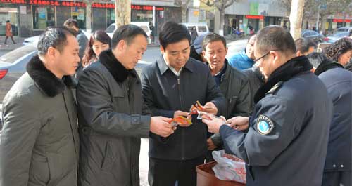 丹鳳藥監(jiān)局向廣大群眾講解食品安全知識