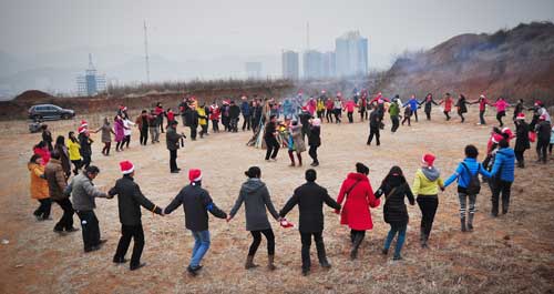 多名志愿者自發(fā)組織圣誕元旦聯(lián)歡晚會