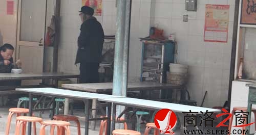 早餐結(jié)束后，攤點的餐桌下滿是廢棄的垃圾。