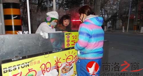 1月10日，天還沒有完全亮，李亞婷就在市區(qū)商中路口招呼前來購買早餐的顧客。