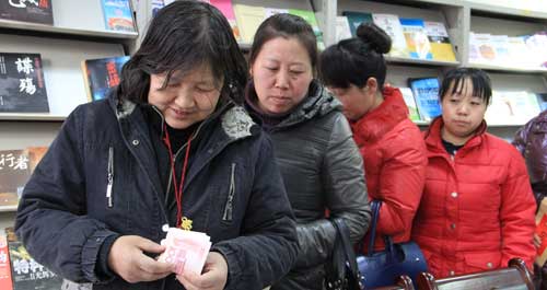 總工會(huì)舉行“關(guān)愛女職工行動(dòng)”救助金發(fā)放儀式