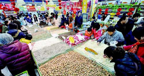 臨近春節(jié)消費(fèi)者開始置辦年貨