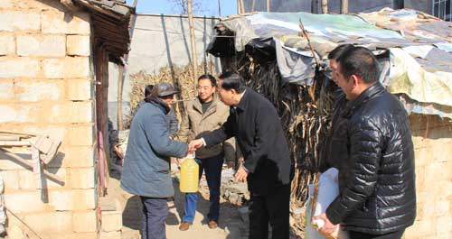 商洛日?qǐng)?bào)社黨員慰問貧困戶