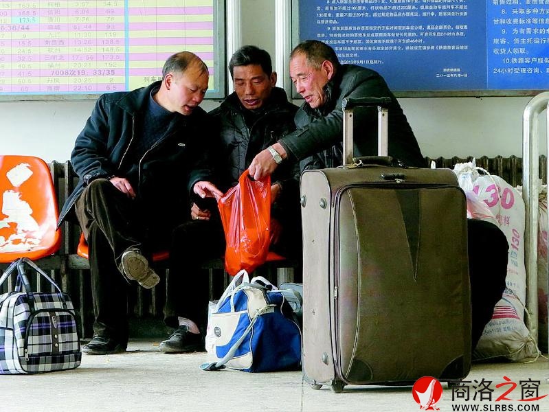他們?nèi)齻€人坐在一起，面前放著大大小小的行李包